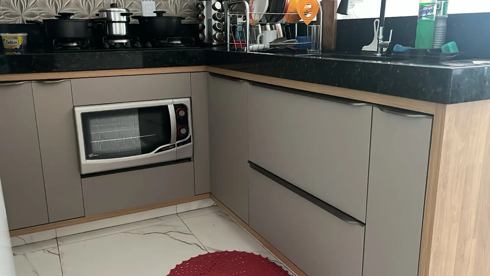Armários inferiores planejados com nicho para forno micro-ondas